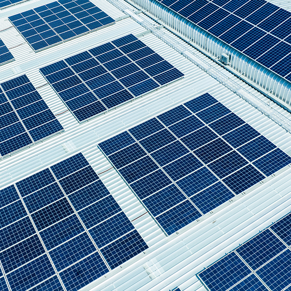 Painéis fotovoltaicos numa cobertura