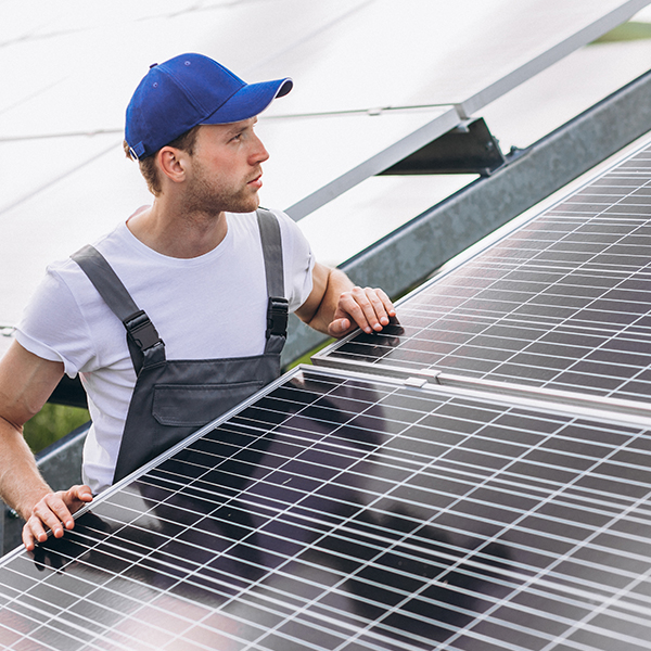 Técnico a inspecionar painéis fotovoltaicos